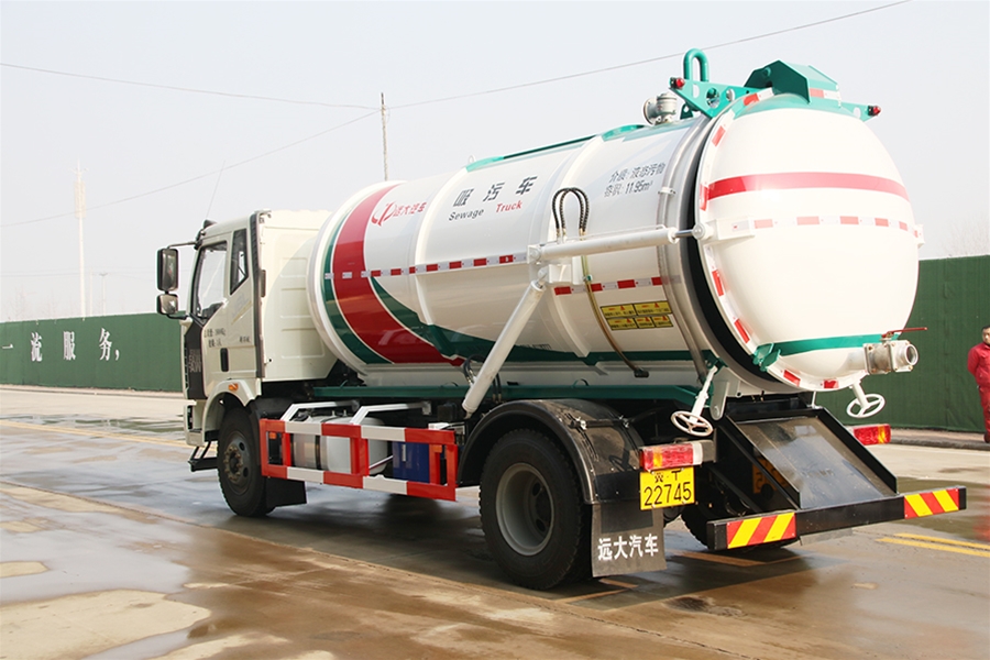 吸污车